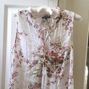 Women's floral sleeveless blouse